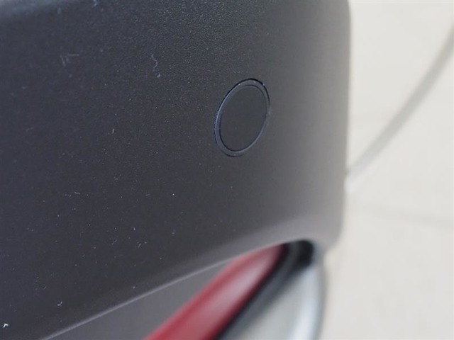 コーナーセンサー付きで車両周辺の障害物を知らせてくれます。
