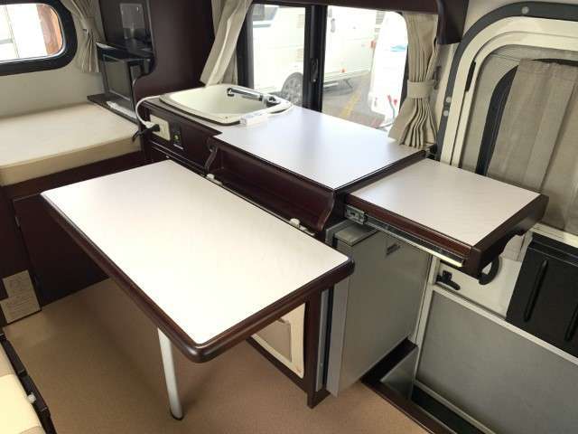 乗車人数：5名　就寝人数：2名　車両サイズは、長さ450cm　幅180cm　高さ212cm。8ナンバーとなります♪