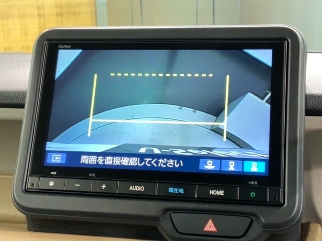 リバースギアに入れるだけで後方の表示へ切り替わります。夜間や雨の日の駐車も楽になりますよ。