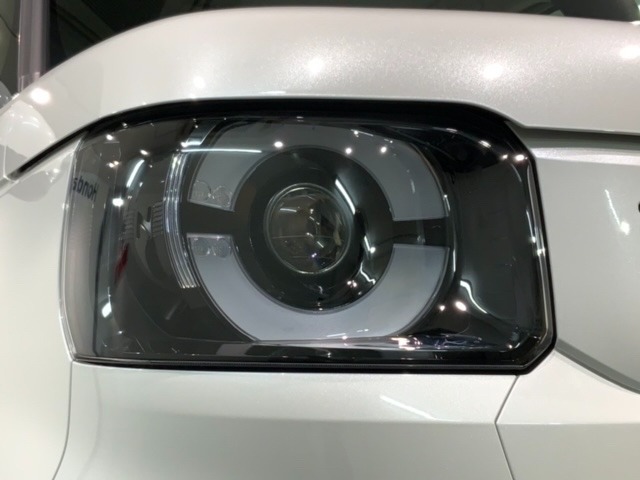 LEDヘッドライトは、点灯の瞬間から最大光量を発揮し、突然暗くなるトンネルなどでの安定感を高めます。
