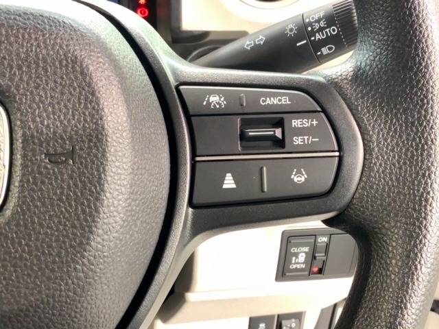 クルーズコントロールを装備しています。高速道路などで一定の速度で走ってくれるので運転が楽ですよ！速度を設定できますので、スピードの出しすぎにも注意できます。