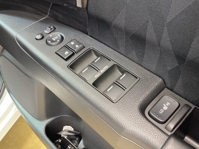 前席の左右別々のシートヒータースイッチが付いています。HiとLoの2段階で温度設定ができます。
