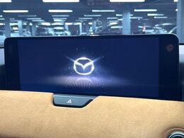 【10.25インチマツダコネクト】車内の雰囲気にマッチした大型ディスプレイ。スマホ接続でのナビ使用やBluetooth再生等、様々な機能が楽しめます。直感的なダイヤル操作が可能で、使い勝手も良好です。
