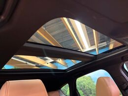 【大型サンルーフ】車内の解放感が一気に上がる大型のパノラマルーフ！季節を問わず開放的で快適なドライブをお楽しみいただけます。流通量も少なく希少価値の高い人気の装備です♪