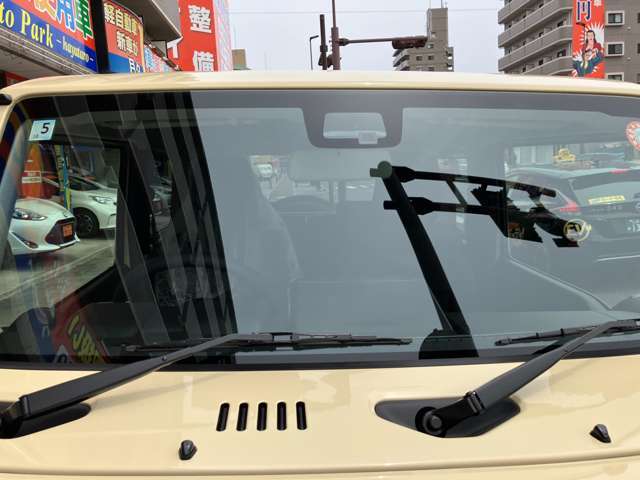 渋滞などでの低速走行中、前方の車両をレーザーレーダーが検知し、衝突を回避できないと判断した場合に、衝突軽減ブレーキが作動。追突などの危険を回避、または衝突の被害を軽減します。