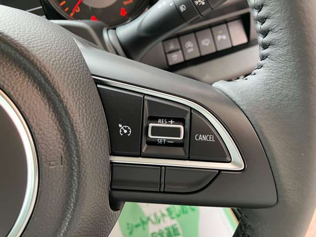一定のスピードを自動で保ってくれる機能です！高速道路でのロングドライブなどでアクセルをずっと踏まなくても良いので疲労が大きく違ってきます。遠出をされる方にお勧めの装備です！！