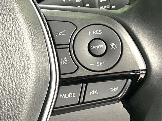 【レーダークルーズコントロール】高速道路での長距離走行が楽に！！自動で速度を保つクルーズコントロールが、衝突軽減システムと連携し、前方の車両を感知して車間を保つように速度調節してくれます！！
