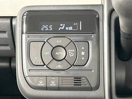 【オートエアコン】一度お好みの温度に設定すれば、車内の温度を検知し風量や温度を自動で調整。暑い…寒い…と何度もスイッチ操作をする必要はありません。快適な車内空間には必須の機能ですね♪