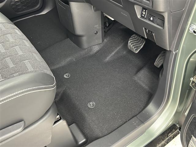 【フロアマット】車内を綺麗に保つのには必須のアイテムです。当店ではフカフカな新品マットも絶賛取り扱い中！ぜひご相談くださいませ。