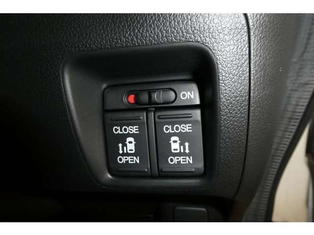 運転席の操作でオートスライドドアが開閉します！同乗者に優しく！とっても便利な機能です！