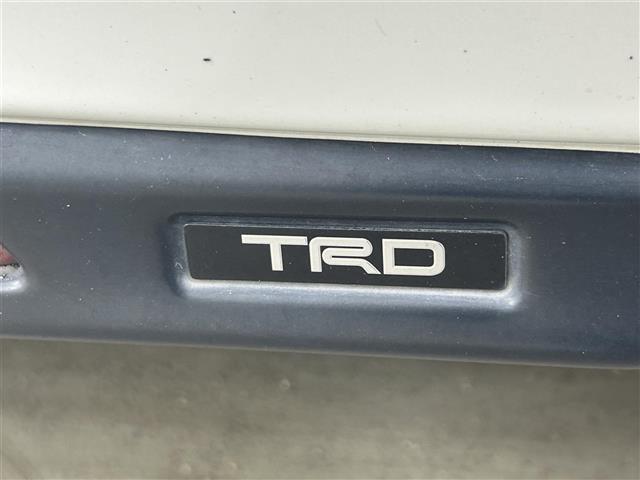 【TRD】トヨタの純正エアロ（ドレスアップパーツ）が装着されています！通常のボディと比べて、迫力のあるフォルムをお楽しみください。