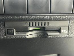 【ETC】有料道路を利用する際に料金所で停止することなく通過できる、ETC車載器（ノンストップ自動料金収受システム機器）が装備されています。セットアップを行うことで利用可能になります。