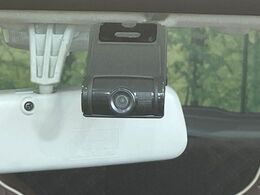 【ドライブレコーダー】安心・安全なカーライフに必須のドライブレコーダーを装備！走行中はもちろん、あおり運転や事故に遭遇した際の状況も映像で記録し、万一のリスクに備えます。