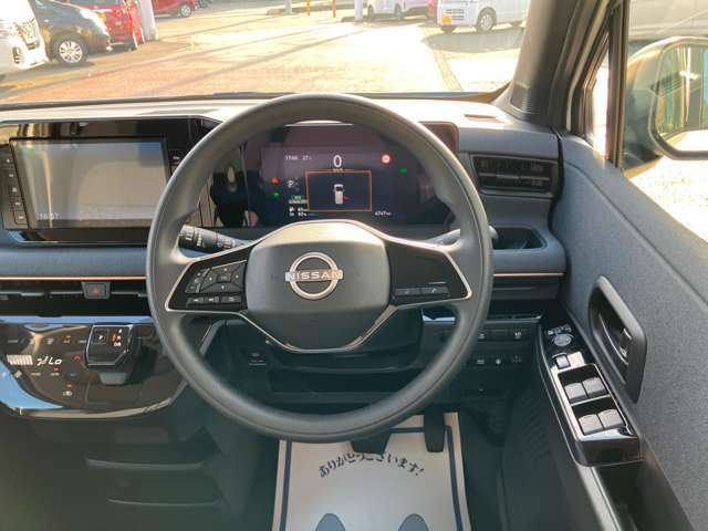 使いやすく安全な操作性と良好な視界を実現した運転席！