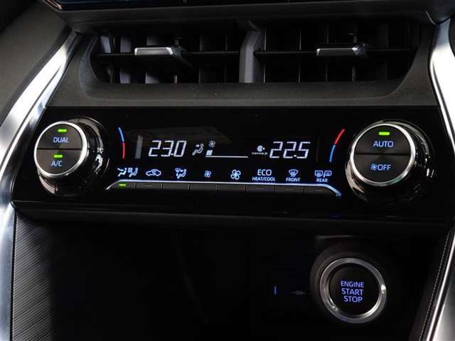 左右独立で温度コントロールができるオートエアコンを装備してます。