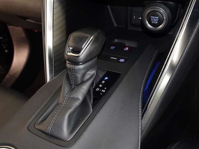 電動パーキングブレーキ・ブレーキホールドを装備してます。ホールド機能は信号待ちが多い一般道で疲労軽減になり、大好評です！