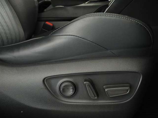 パワーシート搭載。微妙な調整が手軽にでき、ピッタリのポジションで運転することが可能です。