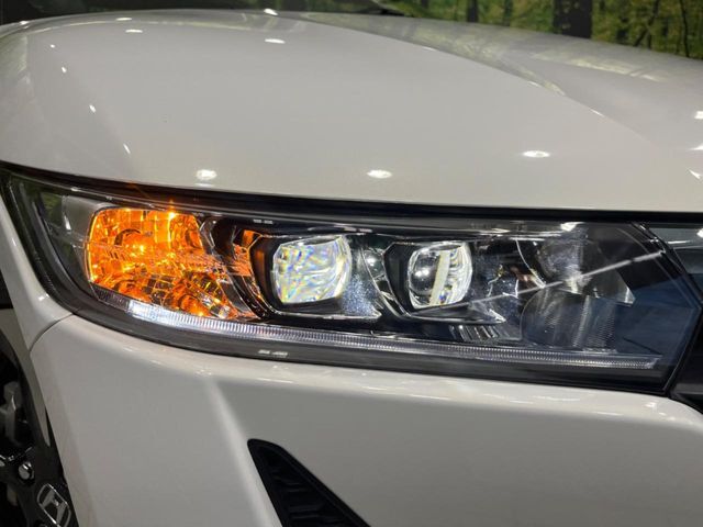 【LEDヘッドライト】悪天候や夜間走行時も良好な視界を確保し安心して運転できる高輝度LEDヘッドライトを装備！点灯速度が早く、消費電力も抑えられています。