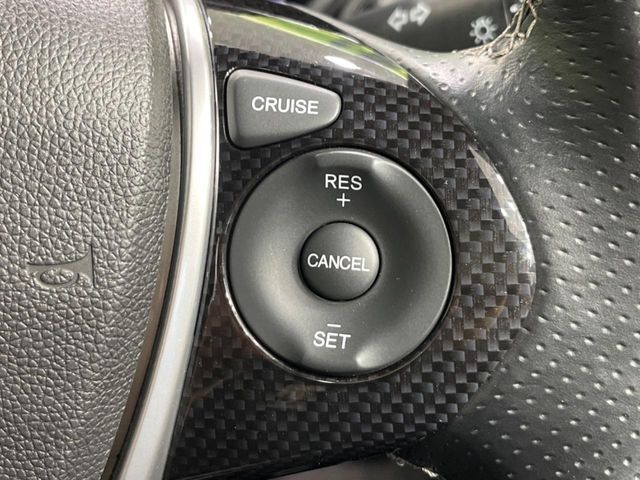 【クルーズコントロール】高速道路もラクラク走行。アクセルを離しても一定速度で走行ができ、長距離運転時の負担を軽減！加速・減速も簡単なスイッチ操作で調整できます。