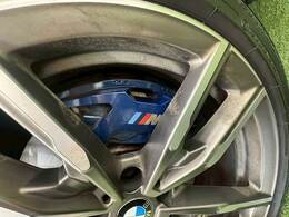 【Mパフォーマンスブレーキシステム】搭載。ブルーのビックキャリパーがかっこいいですね！