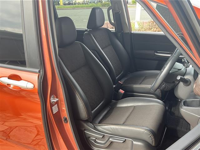 【運転席】座り心地が良いシートなので長時間の運転でも快適にお過ごしいただけます。新品のフロアマットのご注文も可能です。掲載箇所以外にご希望の写真がございましたらお気軽にお問い合わせ下さい。