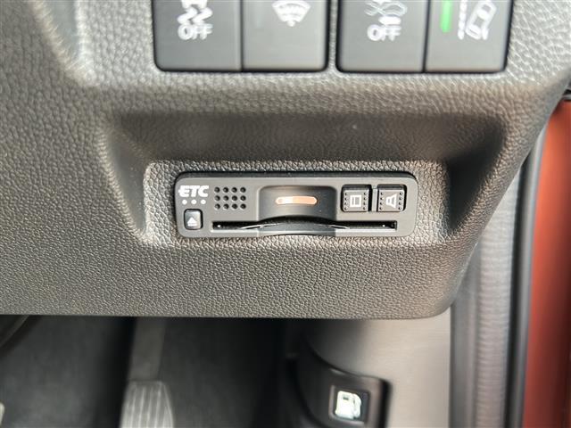 【ETC】有料道路を利用する際に料金所で停止することなく通過できる、ETC車載器（ノンストップ自動料金収受システム機器）が装備されています。セットアップを行うことで利用可能になります。