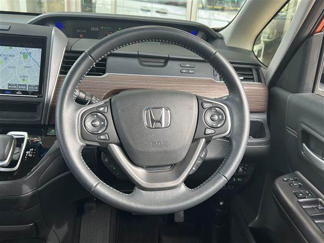 【ステアリング】軽い力で扱いやすいハンドルです。目立つ傷やスレなどなく綺麗な状態です！除菌プランいれていただくとさらに快適に！清潔なお車はお子様にも安心ですね！