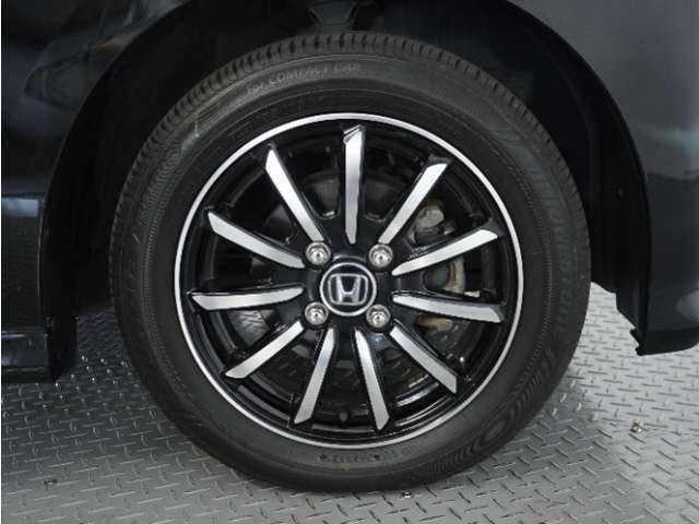 アルミホイール装着車です！これで足元まわりもおしゃれにきまります！