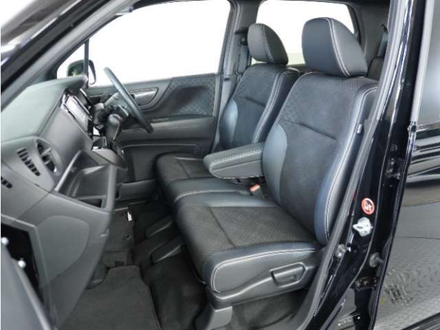 運転席と助手席は足元が繋がっているので自由に行き来しやすいので駐車場が狭いときでも助手席側からスムーズに乗り降りできて便利！