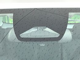 【ホンダセンシング】走行中に前方の車両等を認識し、衝突しそうな時は警報とブレーキで衝突回避と被害軽減をアシスト。より安全にドライブをお楽しみいただけます。