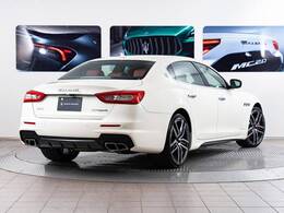 Quattroporte　GTS　530馬力（カタログ値）純正OP総額　￥1，900，000　三層パールコート　サンルーフ　シートベンチレーション　21インチアトランテホイール　トライデントステッチ