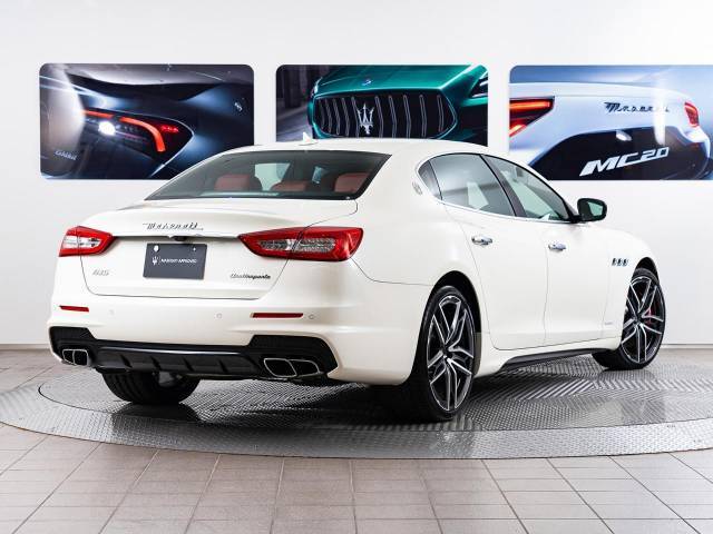 Quattroporte　GTS　530馬力（カタログ値）純正OP総額　￥1，900，000　三層パールコート　サンルーフ　シートベンチレーション　21インチアトランテホイール　トライデントステッチ
