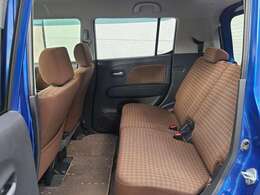 後部座席は前後にスライド＆リクライニングできるのでくつろいで乗車できます。