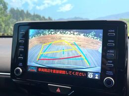 【バックカメラ】駐車時に後方がリアルタイム映像で確認できます。大型商業施設や立体駐車場での駐車時や、夜間のバック時に大活躍！運転スキルに関わらず、今や必須となった装備のひとつです！