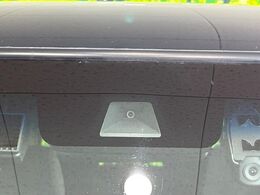 【ホンダセンシング】走行中に前方の車両等を認識し、衝突しそうな時は警報とブレーキで衝突回避と被害軽減をアシスト。より安全にドライブをお楽しみいただけます。