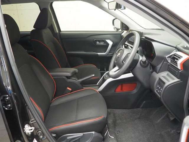 運転席には上下アジャスター付き！運転姿勢の調整に役立ちます。
