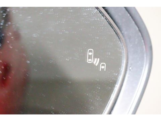 BSM（ブラインドスポットモニター）を装備！　隣の車線を走る車両が死角エリアに入ると、ドアミラーのインジケーターが光ってお知らせ。