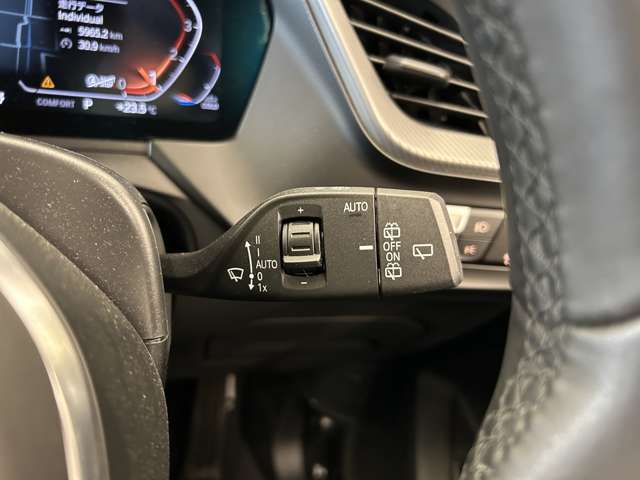 運転席右側にヘッドライト操作に関してのスイッチ類がまとまっております。