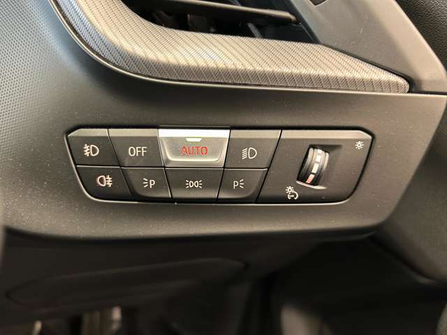 運転席右側にヘッドライト操作に関してのスイッチ類がまとまっております。