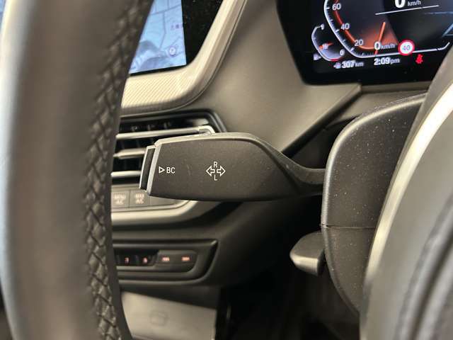 運転席右側にヘッドライト操作に関してのスイッチ類がまとまっております。