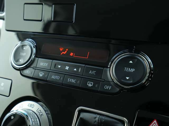 【装備】運転席、助手席で個別に温度管理が行える「デュアルゾーンエアコン」を搭載。それぞれのお好みに合わせ快適な空間に。