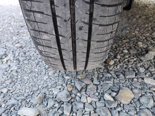 タイヤの溝は4本ともに5分山ほど残っております！