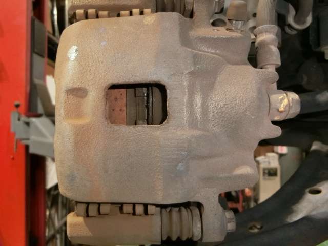 フロントブレーキパットも結構残っています。