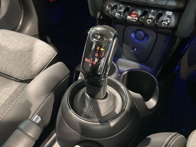 【iDriveコントローラー】手元でナビゲーション操作を可能にすることにより、ドライビングの姿勢を崩したり、目線を大きくそらすことなく安全な運転が可能です