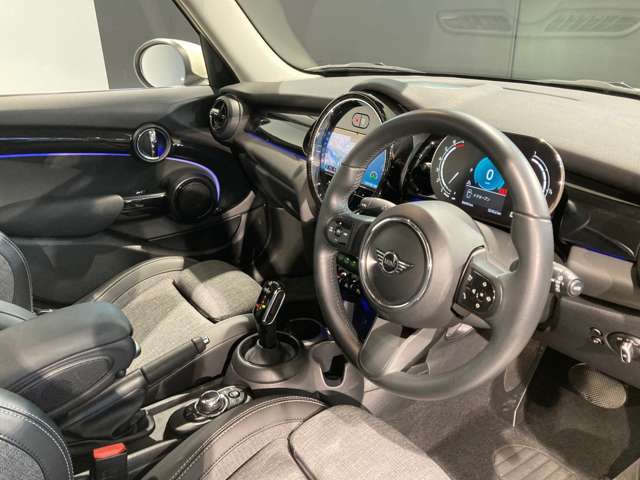 MINIの内装はとにかく『円』に拘ったデザインコンセプトが一目で伝わってきます。これほど円形に拘った車は他に御座いません。伝統のデザイン、トグルスイッチなど遊び心のある内装で御座います。