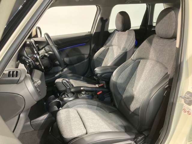 MINIの少し硬めのシートは乗り降りもしやすく、長距離ドライブでも疲れにくいように設計されております！