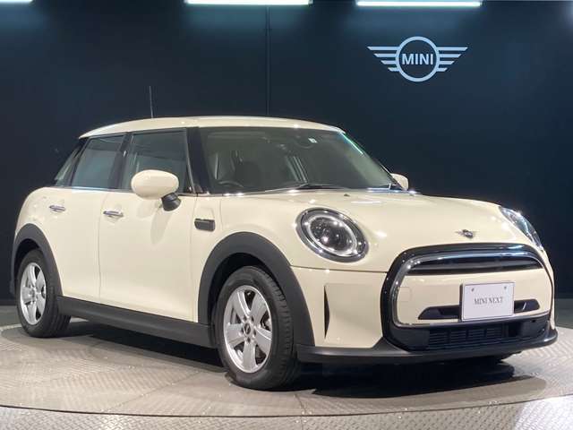 MINIのフロントグリルのデザインはイギリスで生まれた当初から、シルバーのサイドバーが折り重なった伝統的なデザインで御座います。その伝統はBMWのお車になってからでも少しずつ形を変えて守られております