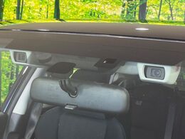 【アイサイトVer3】前方の車両等を検知し、衝突しそうな時は警報で注意を促し、ブレーキを踏む力をサポート。ブレーキを踏めなかった場合は衝突被害軽減ブレーキが作動、衝突回避をサポートします。