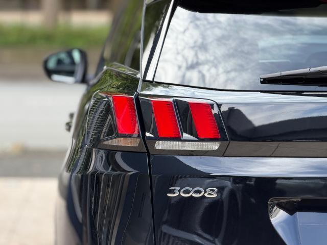 LEDのテールランプは、ライオンの3本の爪痕をイメージさせるデザインとなっております。勇ましさやおしゃれな雰囲気を連想させます。