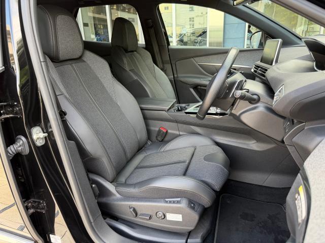 シートはテップレザーとアルカンタラのコンビシートです。適度なホールド感とソフトな座り心地が魅力的です。上質な室内空間を漂わせ、お乗りになられた方を心地よい気分にさせてくれます。